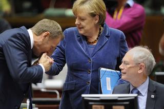 Donald Tusk UCZY NIEMCÓW etykiety - POCAŁOWAŁ kanclerz Niemiec Angelę Merkel w rękę ZDJĘCIA