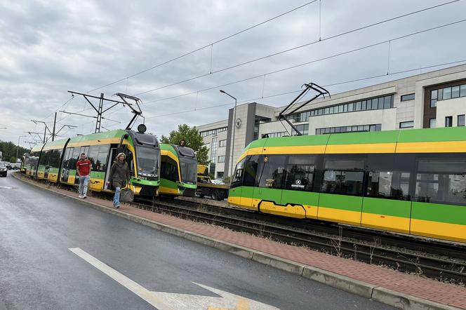 Poznań, ulica Jana Pawła II: samochód w torowisku