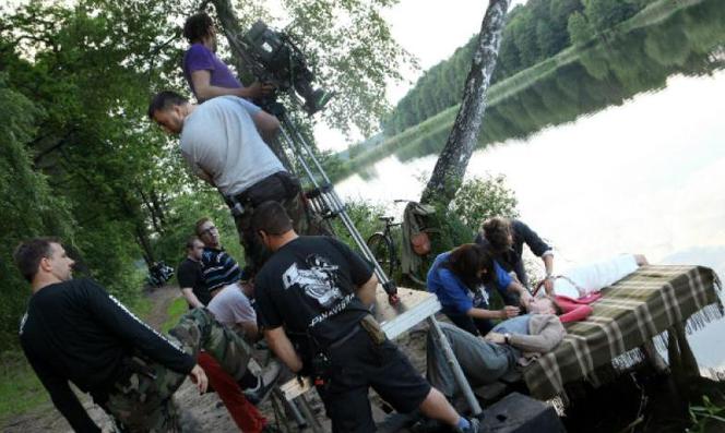Czas honoru 7 sezon Powstanie - na planie. Celina (Olga Bołądź), Michał Konarski (Jakub Wesołowski), reżyser Jan Hryniak