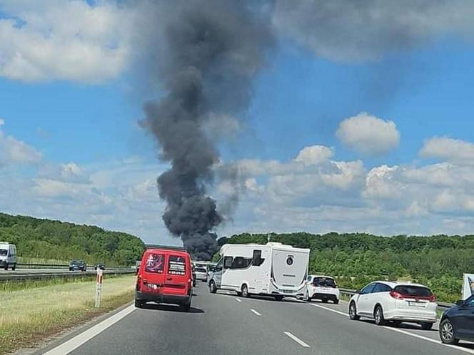 Autokar stanął w ogniu na A4