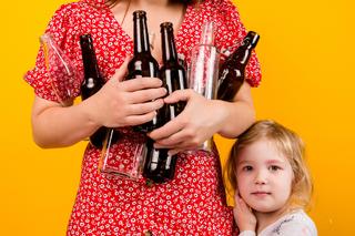 Pijani w sztok rodzice opiekowali się czwórką dzieci