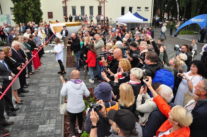 Rynek w Ćmielowie z dużymi filiżankami. Było huczne otwarcie