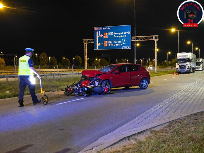 Czołowe zderzenie motocyklisty i osobówki. Ranny mężczyzna w szpitalu
