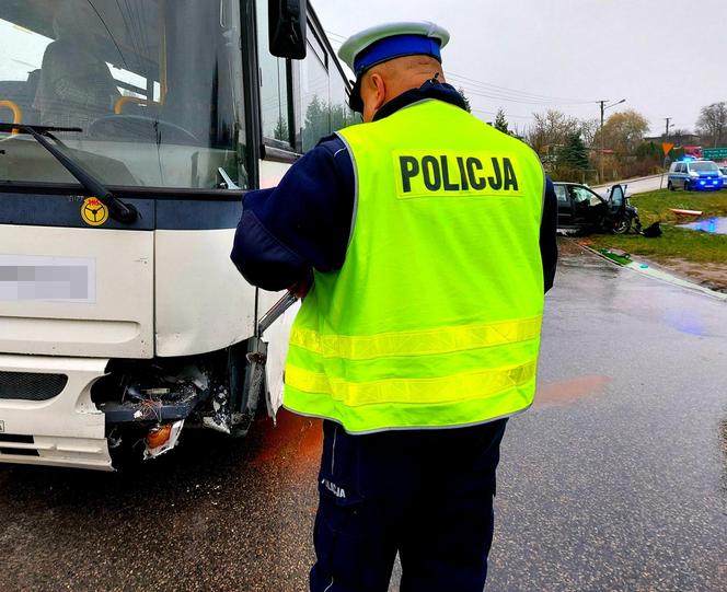 Zderzenie autobusu z dziećmi z volkswagenem! Fatalny wypadek pod Rawą Mazowiecką [ZDJĘCIA]. 