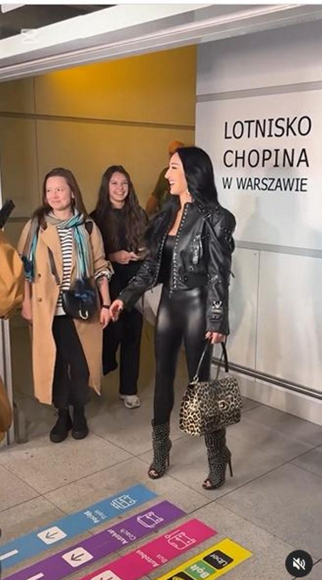 Tak fani powitali Justynę Steczkowską na lotnisku. Były łzy i tulenie. "Byłaś najlepsza"!