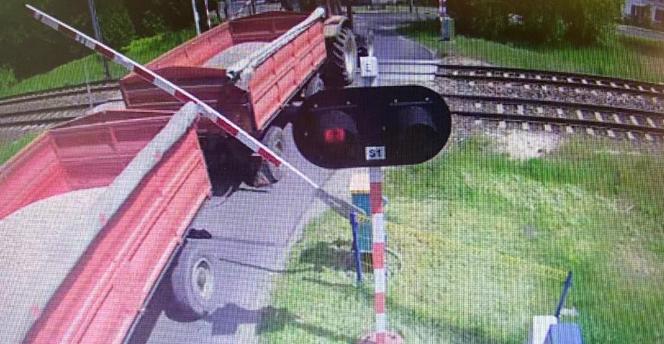 Radomsko. Nie zauważył czerwonego światła i wjechał na tory kolejowe, wyłamując szlaban! [FOTO]