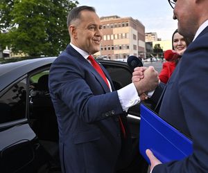 Karol Nawrocki przyjechał do TVP. Symboliczny gest i mocne wsparcie z zaplecza
