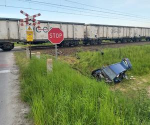 Wjechał wprost pod nadjeżdżający pociąg towarowy! Z auta została kupa złomu