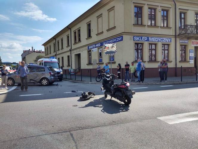 Wypadek w Nowym Sączu! Osobówka zderzyła się ze skuterem