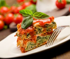 Lasagne ze szpinakiem i serem ricotta. Przepis na wegetariańska lazanię