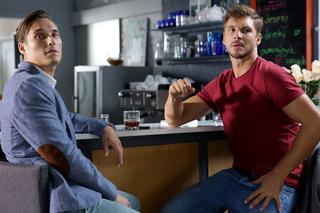 M jak miłość, odc. 1482. Marcin (Mikołaj Roznerski), Olek (Maurycy Popiel)