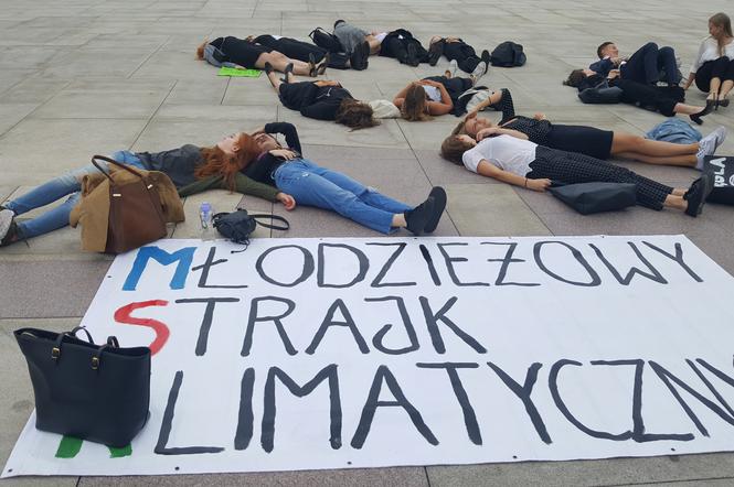 Protest klimatyczny w Bydgoszczy. Uczniowie leżeli na płycie Starego Rynku 