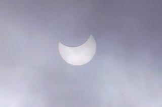 Niesamowity widok! Częściowe zaćmienie słońca w Lublinie w obiektywie Czytelników