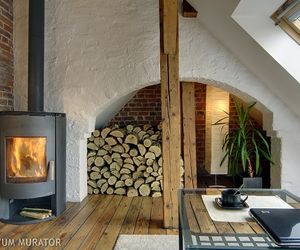 Wnęka na drewno w pokoju dziennym w stylu rustykalnym