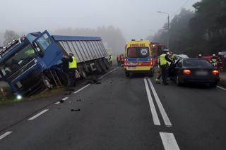 Śmiertelny wypadek w Ostrzeszowie! Trzyosobowa rodzina wjechała pod tira 