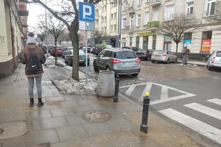 Na ulicy Targowej zginął 38-latek. Tak chodnik wygląda dzień po tragedii