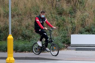 Kadra jeździ na rowerach elektrycznych po Sopocie