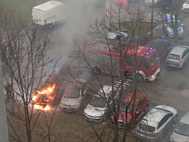POŻAR W DOLINIE SŁUŻEWIECKIEJ - kłęby dymu z płonącego auta!