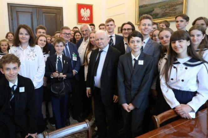 Jarosław Kaczyński pośród uczniów krakowskiej szkoły Sióstr Prezentek