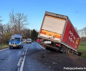 Samochód nagle wjechał pod ciężarówkę. Kierowcy w ciężkim stanie trafili do szpitala 