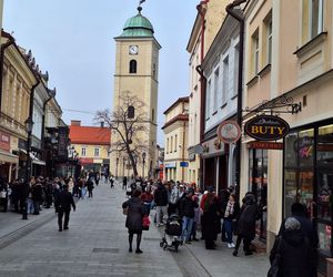 Rzeszowianie tłumnie ruszyli po pączki w Tłusty Czwartek 