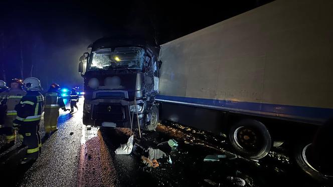 Wypadek na DK 10 pod Bydgoszczą! Zderzyły się dwie ciężarówki i osobówka [ZDJĘCIA]