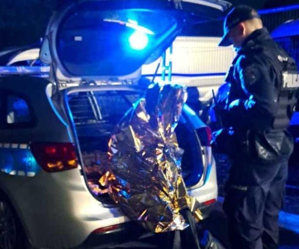 Wpadł bagno niemal po szyję. ratowali go policjanci