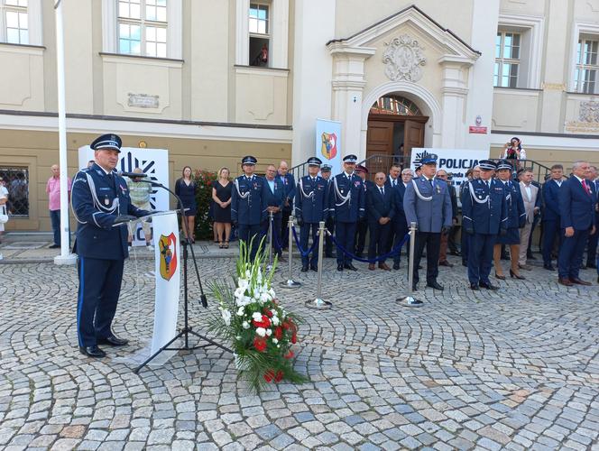 Policjanci świętowali na Rynku w Lesznie. Był uroczysty apel i piknik