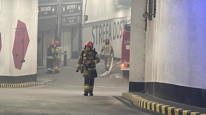 W Galerii Północnej zapalił się samochód. Ewakuacja centrum handlowego