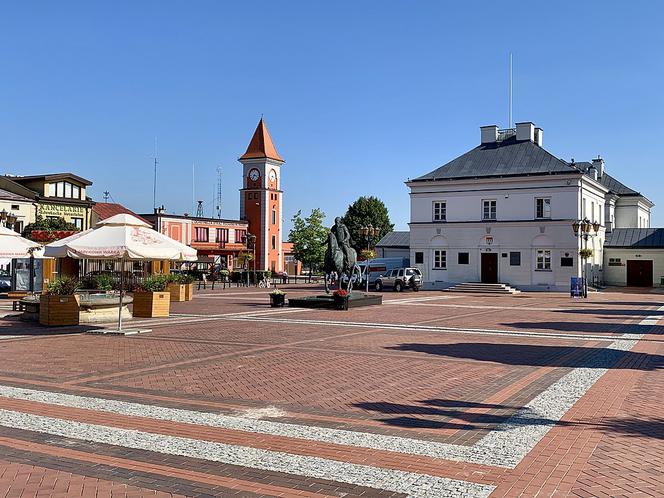 Warka - ratusz i remiza strażacka