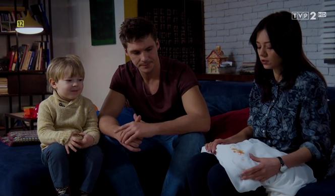 M jak miłość odcinek 1438, Iza (Adriana Kalska), Marcin (Mikołaj Roznerski), Szymek (Staś Szczypiński)