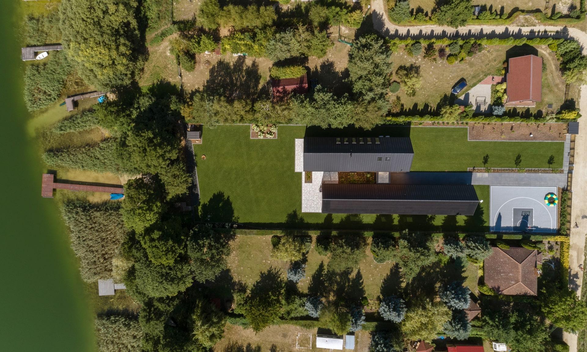 Dom na Kujawach. Dwie stodoły nad jeziorem