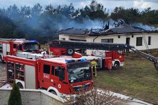 Ogień strawił nowiutki dom, lada chwila rodzina miała w nim zamieszkać. Teraz nie ma dokąd pójść