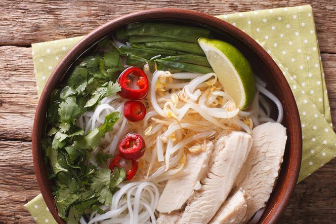 Jak zrobić Pho Ga? Przepis na wietnamską zupę z kurczaka