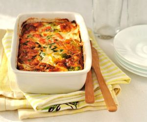 Cukinia w sosie pomidorowym zapiekana z ryżem: pomysł na sycący obiad