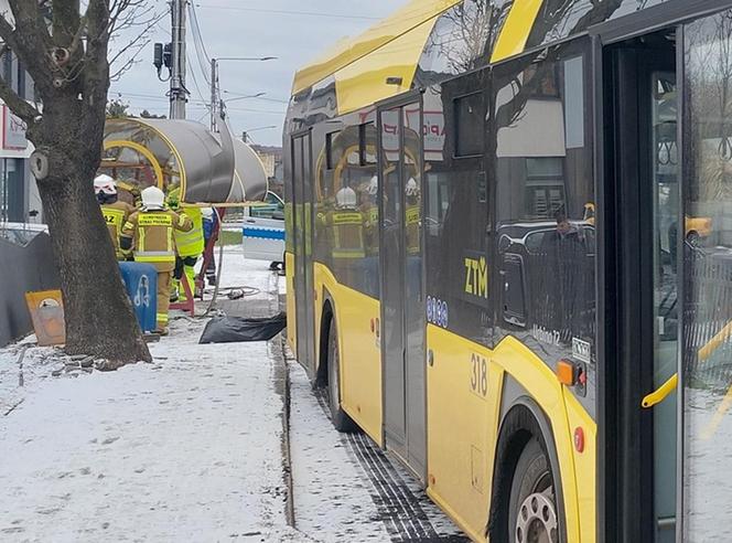 Wypadek autobusu. Staranował przystanek