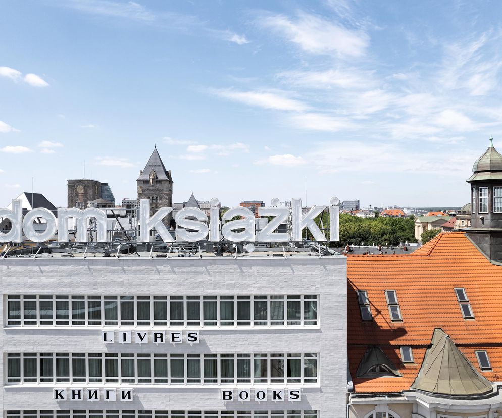 7 | Widoczny odrestaurowany neon; w tle dawny Zamek Cesarski