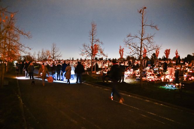 1 listopada na Cmentarzu Łostowickim w Gdańsku. Tak wygląda w dniu Wszystkich Świętych