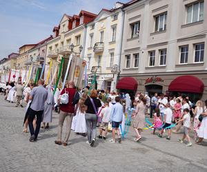 Boże Ciało 2024. Tłumy wiernych przeszły w procesji ulicami Białegostoku