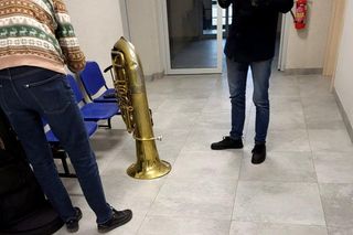 Skradzioną orkiestrze OSP tubę owinął w kurtkę i worek na śmieci. W sieci dał znać, gdzie to zostawił 