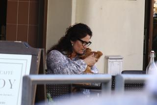 Posłanka Dorota Arciszewska całuje psa w restauracji