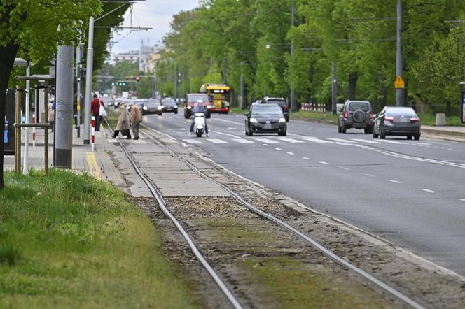 Katastrofalny stan torowiska na al. Waszyngtona. Tramwajarze naprawią tylko fragmenty 