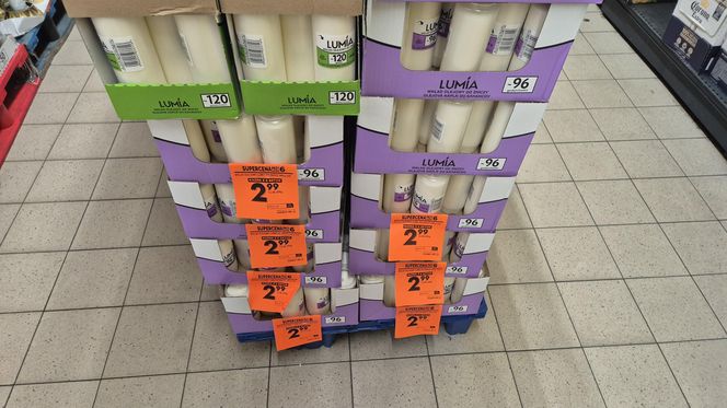 Ceny zniczy 2025. Tyle za znicze trzeba zapłacić w Biedronce. Czy jest taniej niż przed rokiem?
