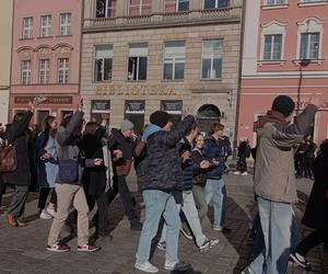 Maturzyści zawładnęli rynkiem we Wrocławiu. Po raz 23. zatańczyli Poloneza dla Fredry