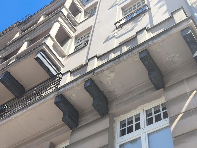 „Marzę, żeby się ogrzać przed śmiercią”. Mieszkańcy kamienicy w centrum Warszawy żyją bez centralnego ogrzewania