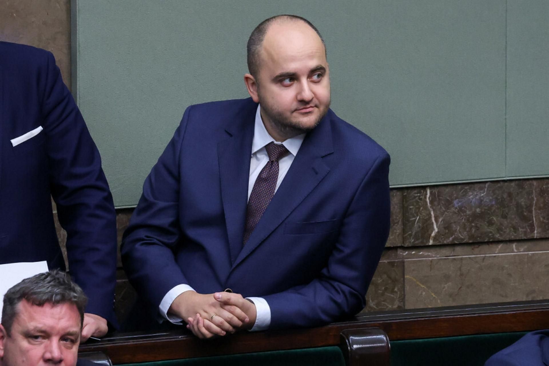 Matecki za kratami, a prawica robi z tego show. Internauci piszą kartki