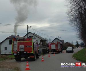 Pożar sadzy w kominie w Bochni. Strażakom udało się opanować ogień