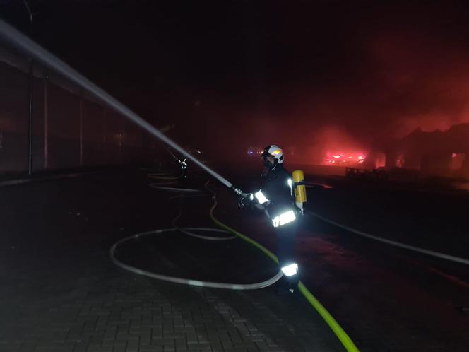 Potężny pożar hali magazynowej w Pietrzykowicach 