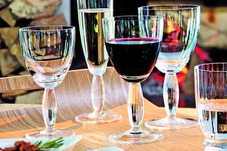 Jak podawać drinki: rodzaje kieliszków i szklanek do napojów [PORADNIK + PRZEPISY NA DRINKI]