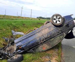 Łódzkie. Groźny wypadek na S8! Kierowca bmw dachował na prostym odcinku drogi ZDJĘCIA